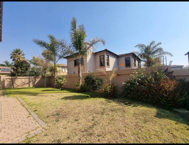4 BEDROOM FREESTANDING TO LET IN SONNEVELD